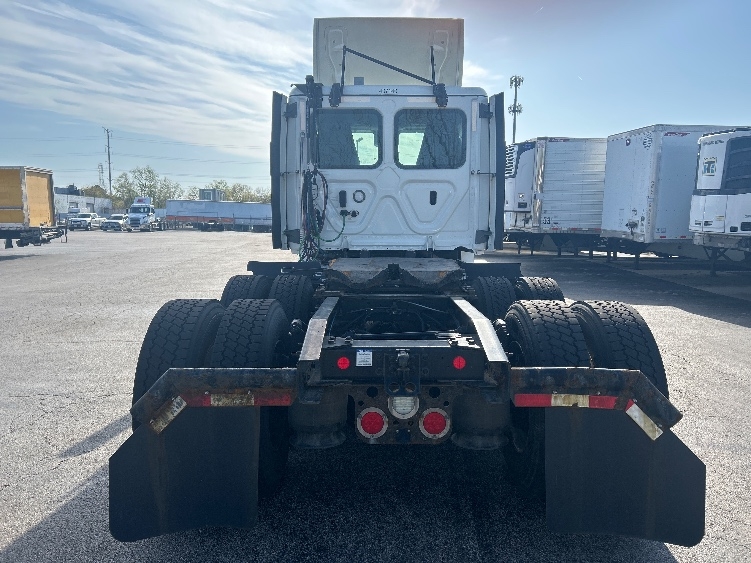 2022 Freightliner Cascadia in Sturtevant, WI — photo 6