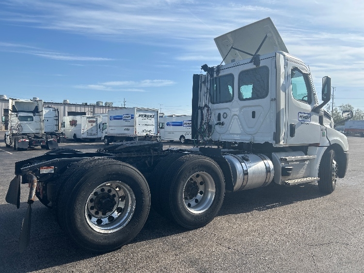 2022 Freightliner Cascadia in Sturtevant, WI — photo 7