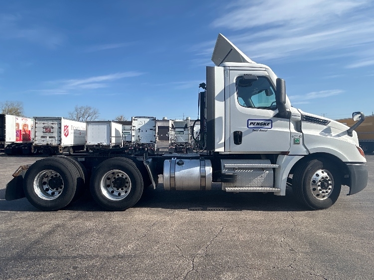2022 Freightliner Cascadia in Sturtevant, WI — photo 8