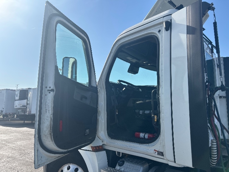 2022 Freightliner Cascadia in Sturtevant, WI — photo 9