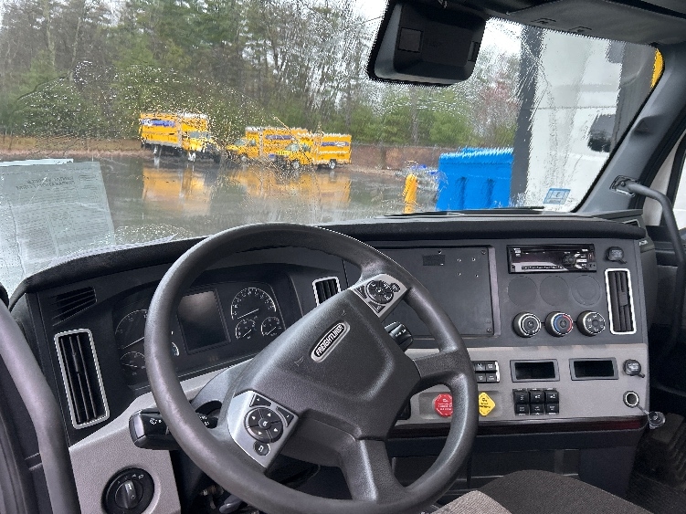 2022 Freightliner Cascadia in Londonderry, NH — photo 10