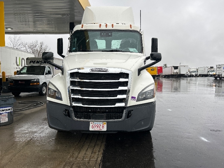 2022 Freightliner Cascadia in Londonderry, NH — photo 2