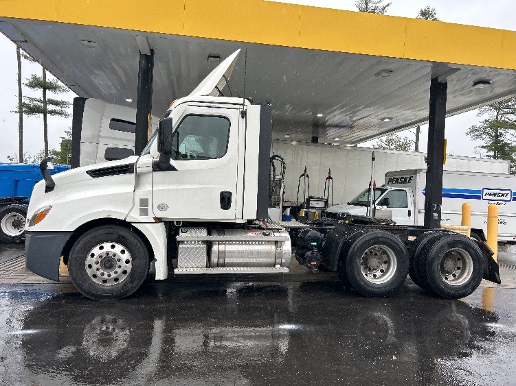 2022 Freightliner Cascadia in Londonderry, NH — photo 4