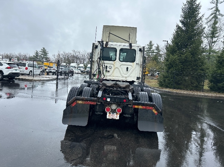 2022 Freightliner Cascadia in Londonderry, NH — photo 6
