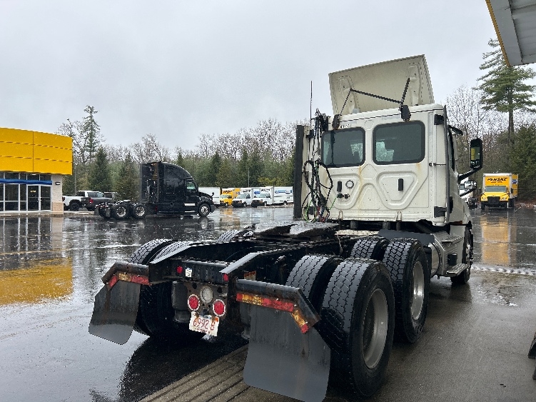 2022 Freightliner Cascadia in Londonderry, NH — photo 7