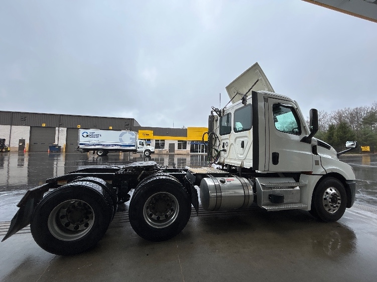 2022 Freightliner Cascadia in Londonderry, NH — photo 8