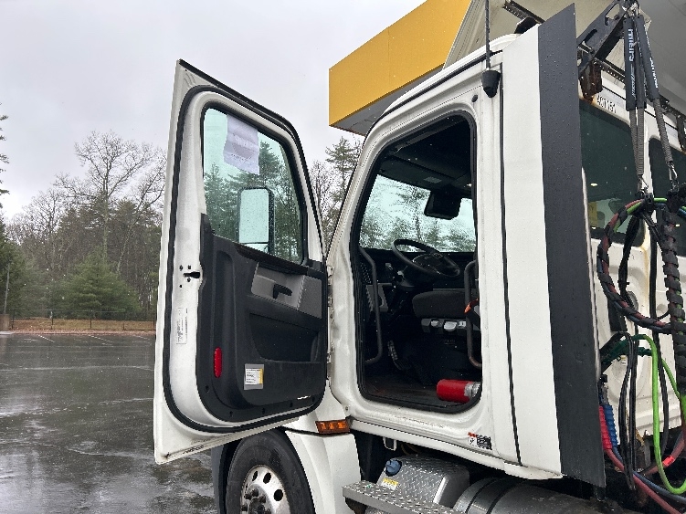 2022 Freightliner Cascadia in Londonderry, NH — photo 9