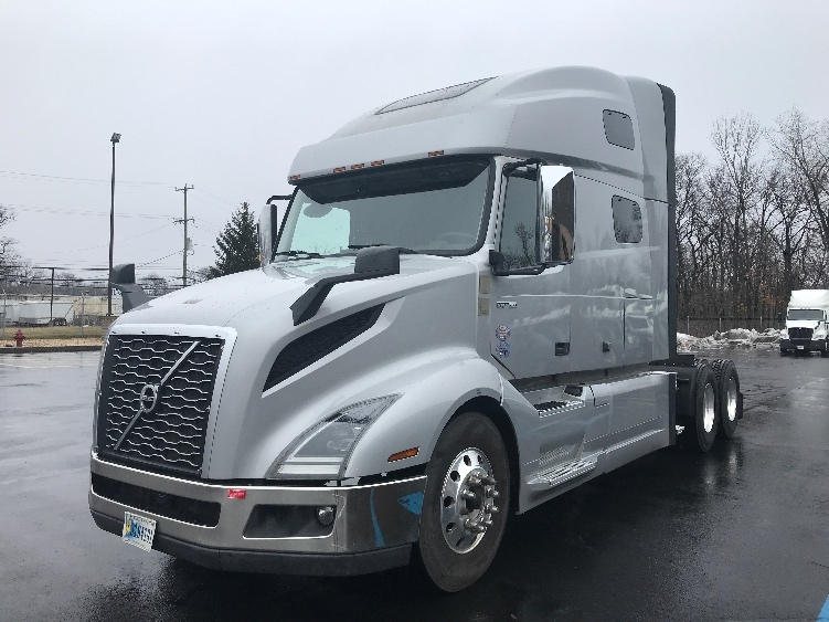2022 Volvo VNL 760 in Bensalem, PA — photo 3