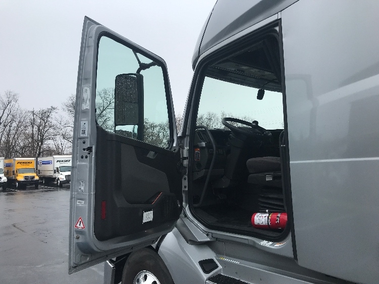 2022 Volvo VNL 760 in Bensalem, PA — photo 9