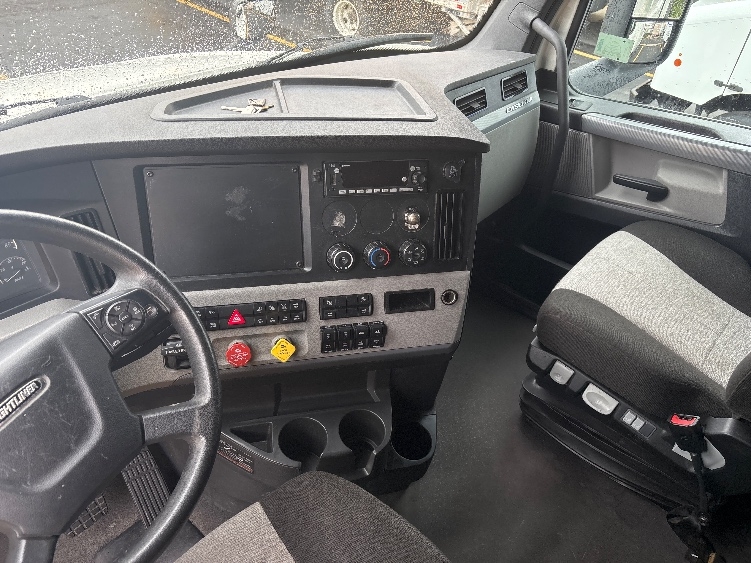 2022 Freightliner Cascadia in West Valley City, UT — photo 10