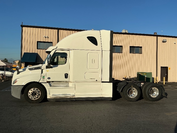 2022 Freightliner Cascadia in Torrance, CA — photo 4