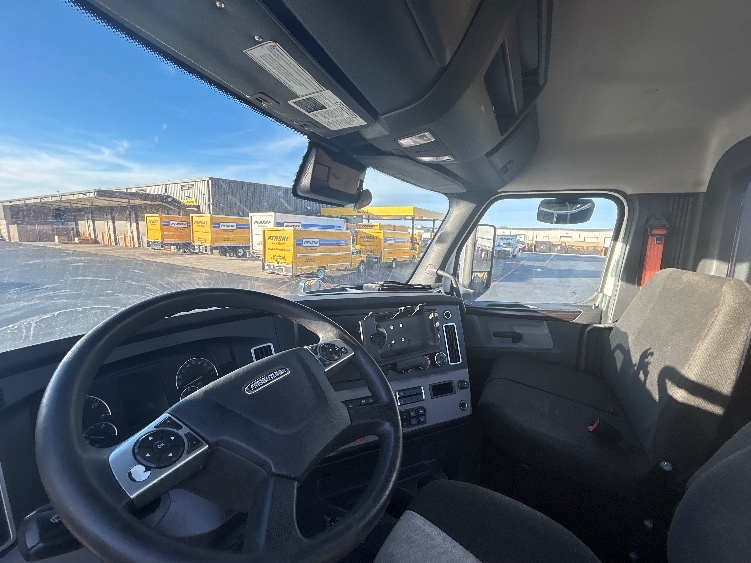 2022 Freightliner Cascadia in Lowell, AR — photo 10