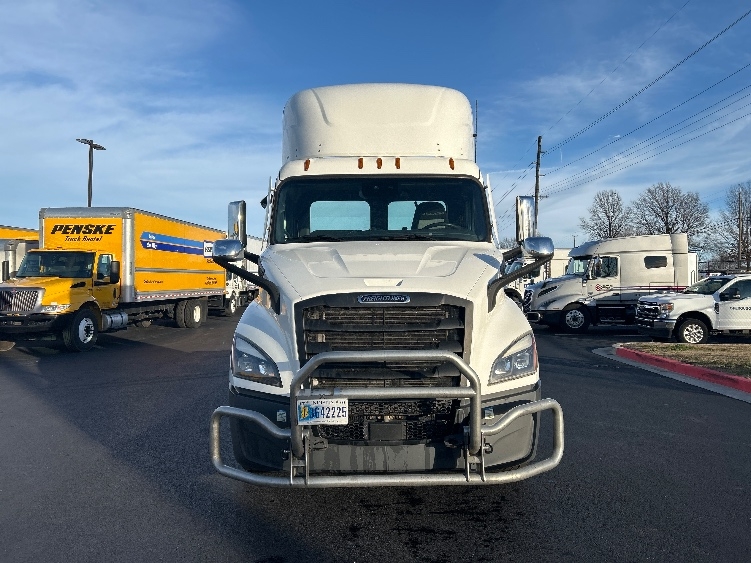 2022 Freightliner Cascadia in Lowell, AR — photo 2