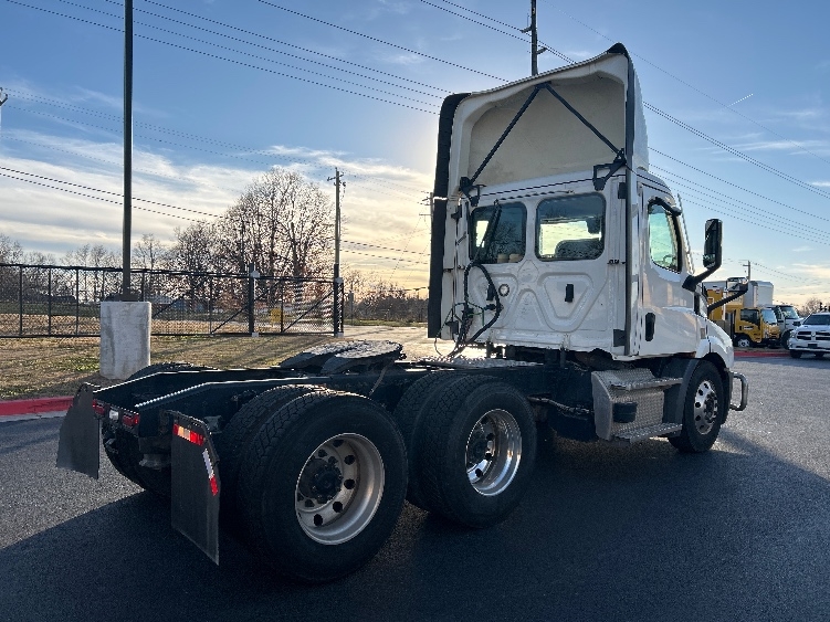 2022 Freightliner Cascadia in Lowell, AR — photo 7