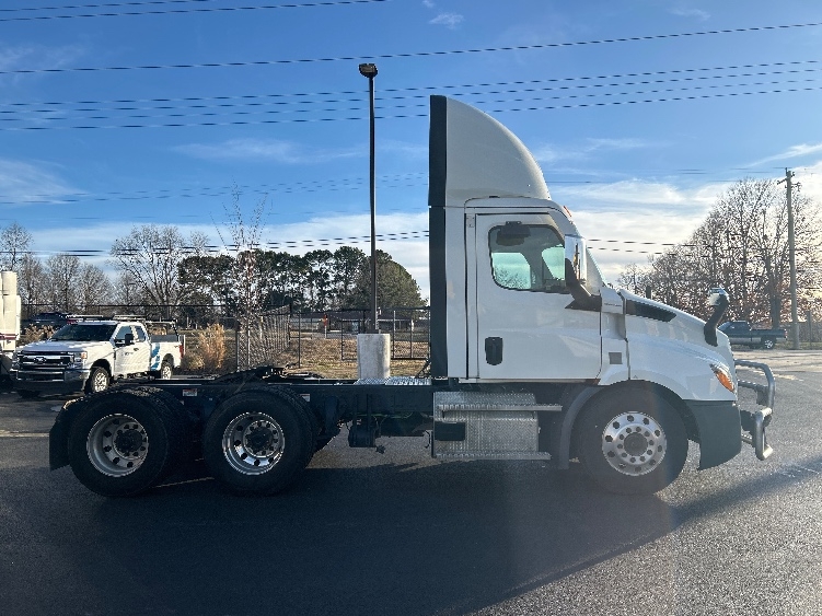 2022 Freightliner Cascadia in Lowell, AR — photo 8