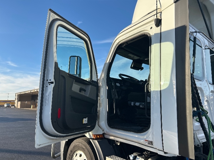 2022 Freightliner Cascadia in Lowell, AR — photo 9