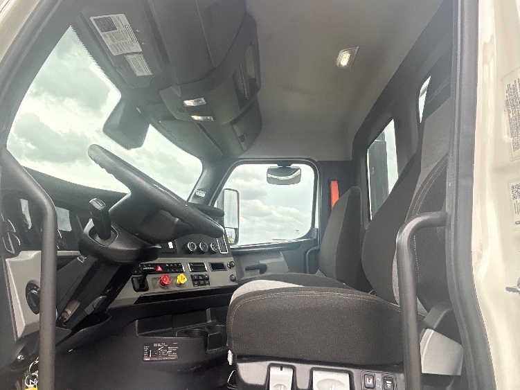 2022 Freightliner Cascadia in Windsor, WI — photo 10