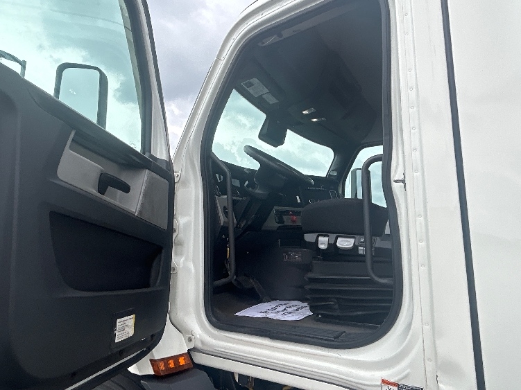 2022 Freightliner Cascadia in Windsor, WI — photo 9