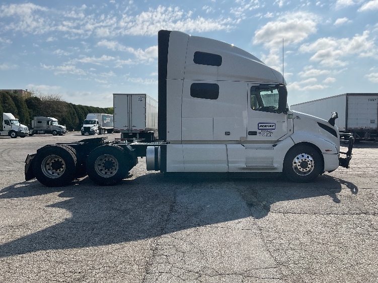 2022 Volvo VNL 760 in La Porte, IN — photo 8