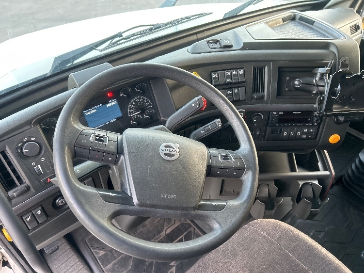 2022 Volvo VNL 760 in Akron, OH — photo 10