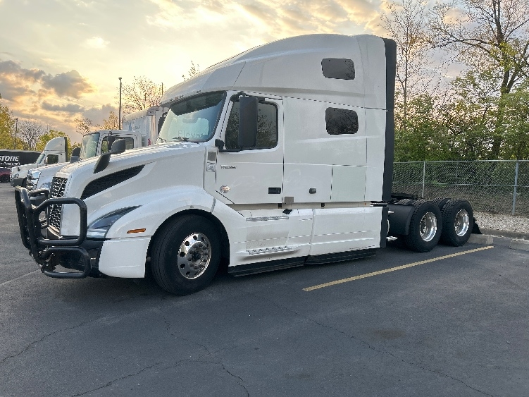 2022 Volvo VNL 760 in Akron, OH — photo 3