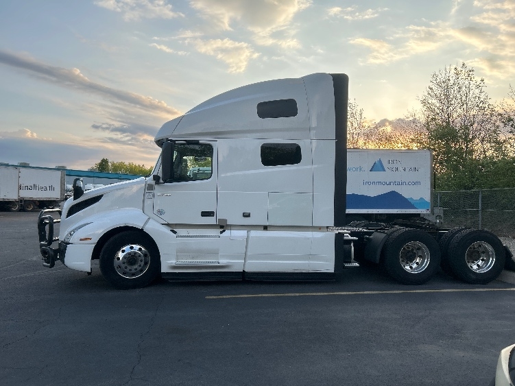 2022 Volvo VNL 760 in Akron, OH — photo 4