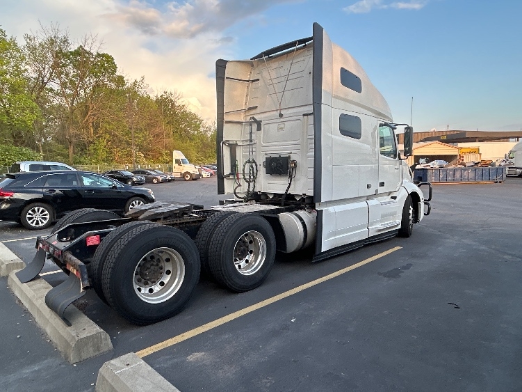 2022 Volvo VNL 760 in Akron, OH — photo 7