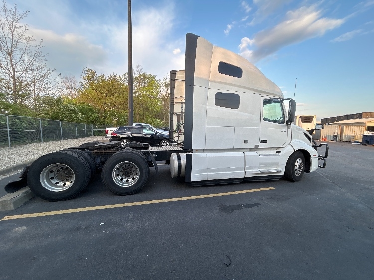 2022 Volvo VNL 760 in Akron, OH — photo 8