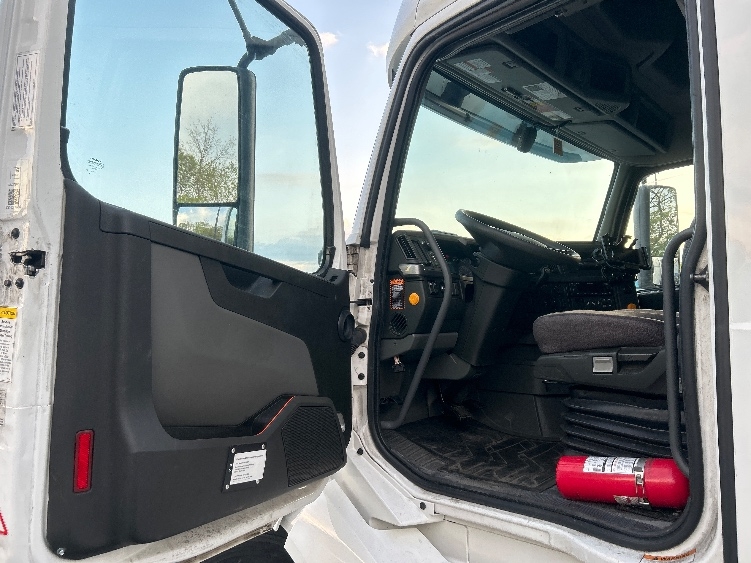 2022 Volvo VNL 760 in Akron, OH — photo 9