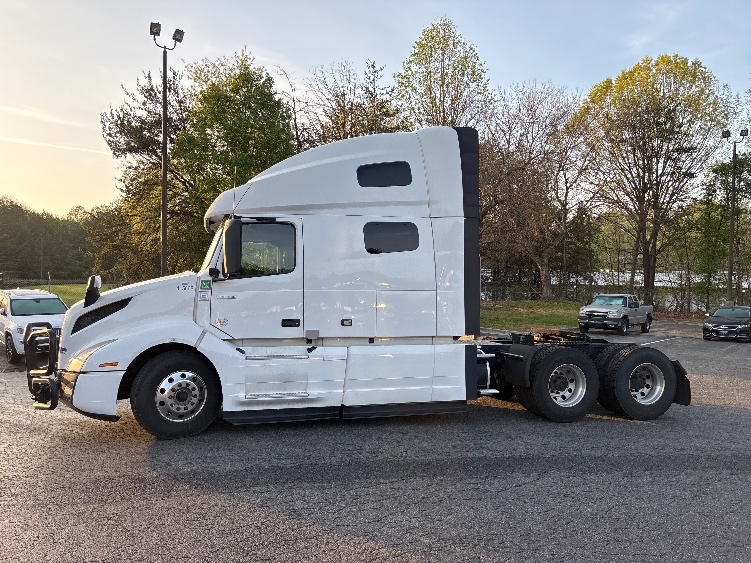 2022 Volvo VNL 760 in Concord, NC — photo 4