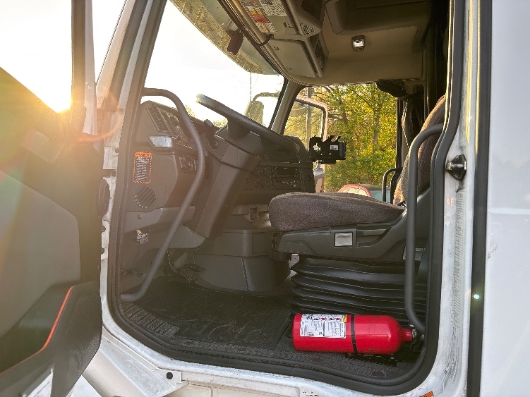 2022 Volvo VNL 760 in Concord, NC — photo 9