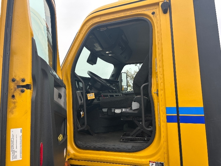 2022 Freightliner Cascadia in Jurupa Valley, CA — photo 9