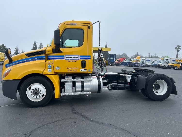 2022 Freightliner Cascadia in Sacramento, CA — photo 4