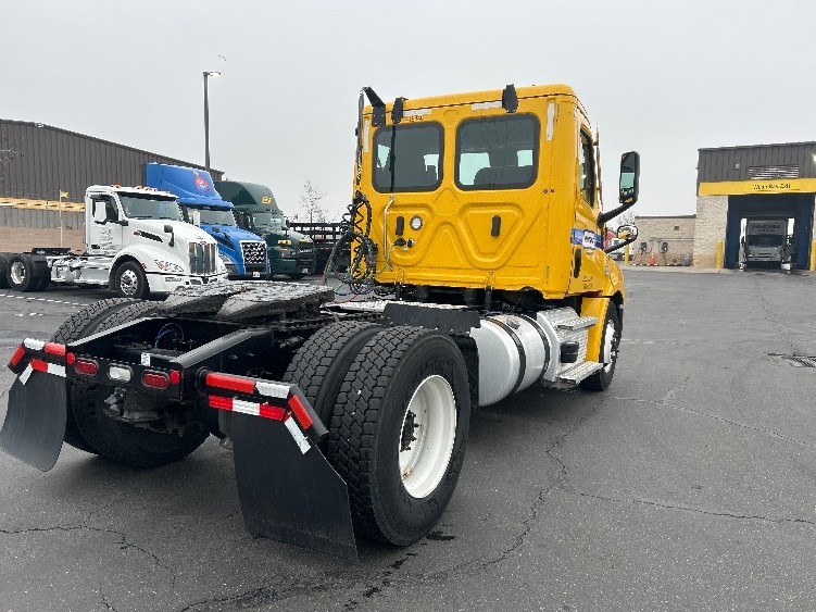 2022 Freightliner Cascadia in Sacramento, CA — photo 7