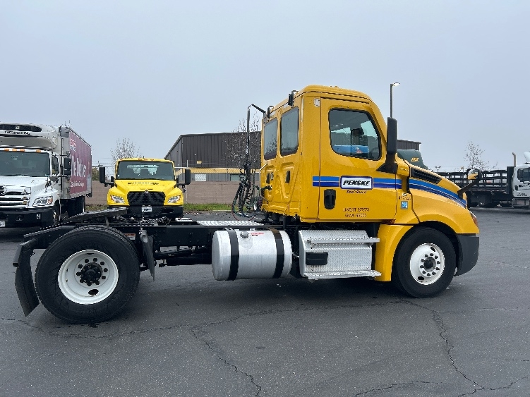 2022 Freightliner Cascadia in Sacramento, CA — photo 8