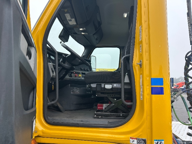 2022 Freightliner Cascadia in Sacramento, CA — photo 9