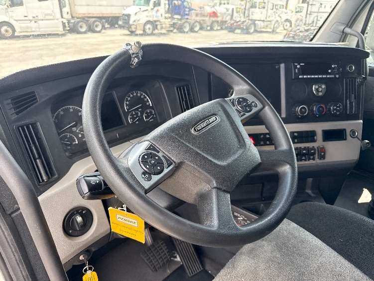 2022 Freightliner Cascadia in Fontana, CA — photo 10