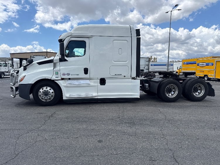 2022 Freightliner Cascadia in Fontana, CA — photo 4