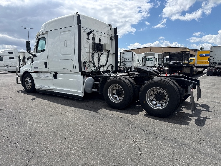 2022 Freightliner Cascadia in Fontana, CA — photo 5