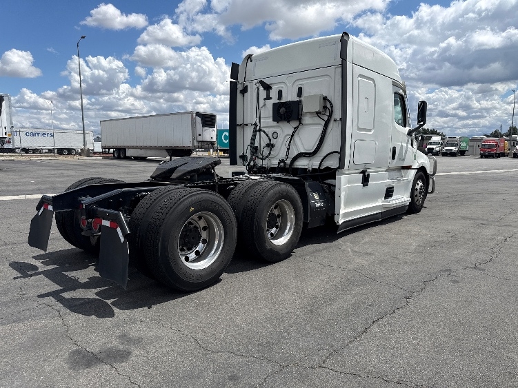 2022 Freightliner Cascadia in Fontana, CA — photo 7