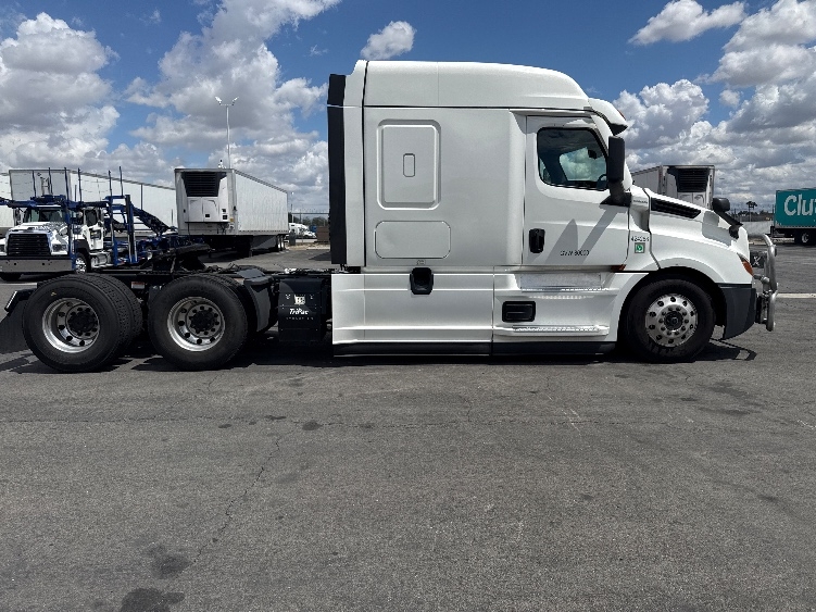 2022 Freightliner Cascadia in Fontana, CA — photo 8