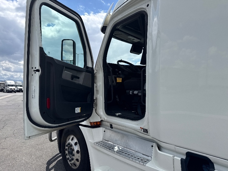 2022 Freightliner Cascadia in Fontana, CA — photo 9