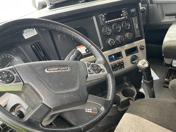 2022 Freightliner Cascadia in Elkhart, IN — photo 10