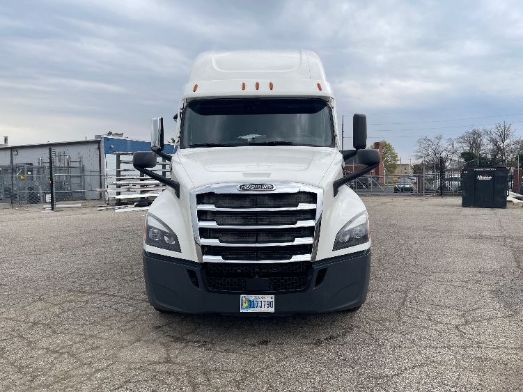 2022 Freightliner Cascadia in Elkhart, IN — photo 2