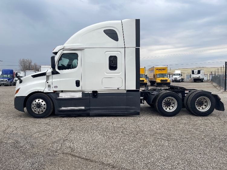 2022 Freightliner Cascadia in Elkhart, IN — photo 4