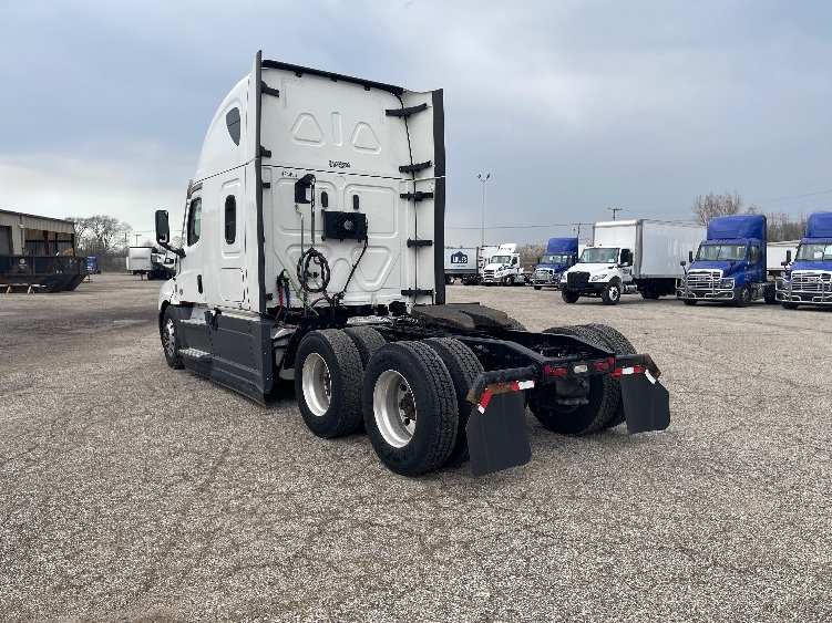 2022 Freightliner Cascadia in Elkhart, IN — photo 5