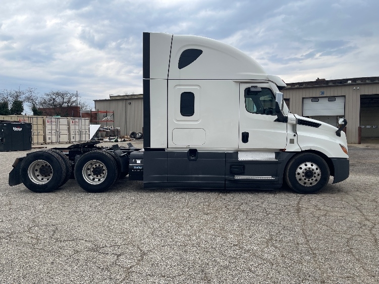 2022 Freightliner Cascadia in Elkhart, IN — photo 8