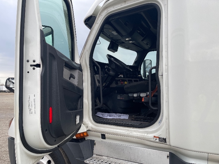 2022 Freightliner Cascadia in Elkhart, IN — photo 9