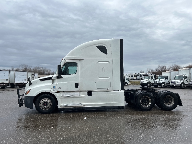 2022 Freightliner Cascadia in Akron, OH — photo 4