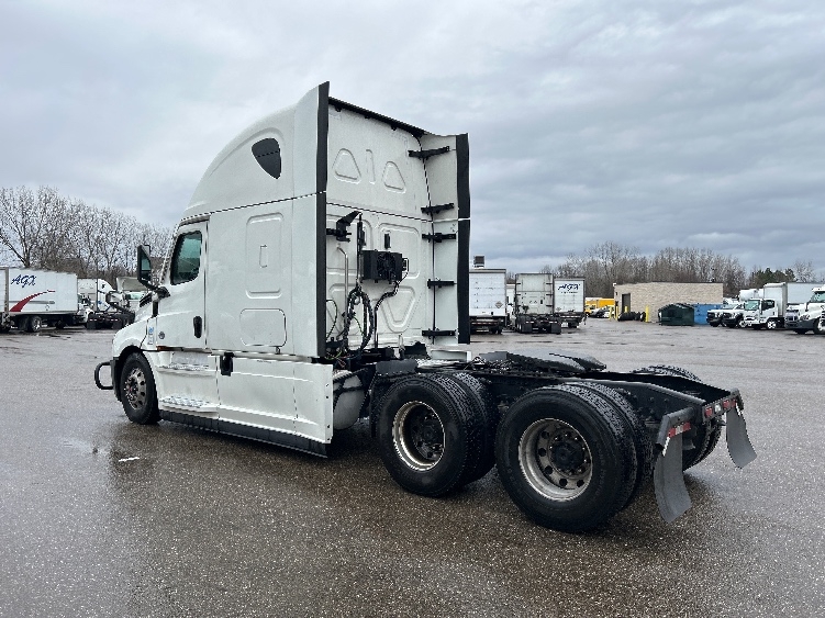 2022 Freightliner Cascadia in Akron, OH — photo 5